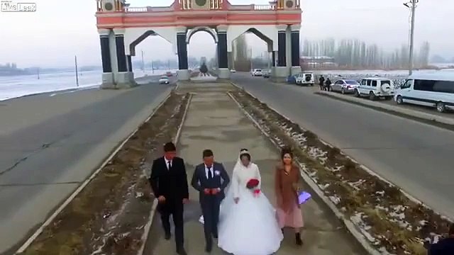 طائرة بدون طيار تُوثِّق بالفيديو لحظة وقوع حادث مُروِّع أثناء الزفاف