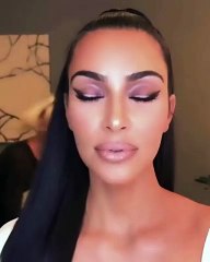 كيم كارداشيان لديها حيل خاصّة لمكياج الأعياد المثالي على طريقة خبراء التجميل