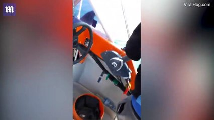 بالفيديو.. صيادين يجدان أنفسهم بمواجهة عدد من الحِيتان القاتلة وسط المياه