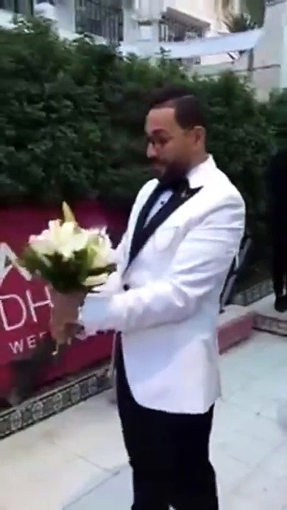 بالفيديو.. عريس يدخل العريس في حالة من هستيريا ضحك بعد رؤية عروسه!