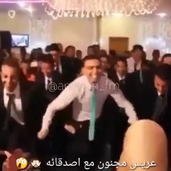 بالفيديو: بمساعدة أصدقائه عريس حاول يُبهر عروسه بهذا العرض أمام الجميع