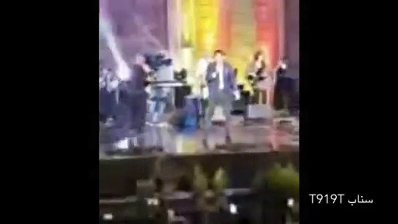 بالفيديو.. راغب علامة يختل توازنة ويسقط على خشبة المسرح