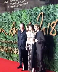 نجمات "جوائز الموضة البريطانية" يتألقن بالبشرة المضاءة والتسريحات الكلاسيكية