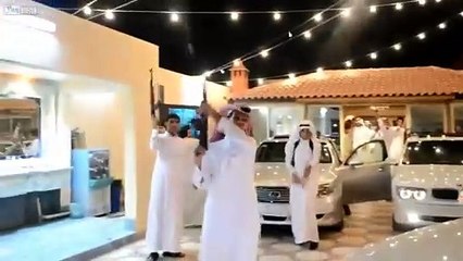 بالفيديو.. عريس سعودياً يطلق النار بشكل هيستيري في حفل زفافه!