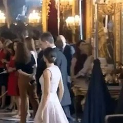 من خزانة الملكة ليتيزيا: إطلالة معطف الفستان تُلهمنا بفخامتها
