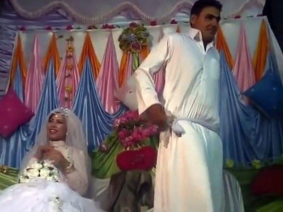 بالفيديو.. عريس يشعل حفل زفافه بوصلة رقص شرقي هو وصديقه أمام الحضور