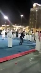 بالفيديو.. رقص شاب أجنبي بخنجراً داخل أحد الأعراس السعودية