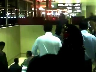 بالفيديو: أبناء الجالية المصرية يشعلون مطار الرياض بزفة عروسين!