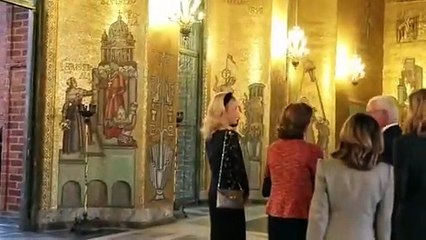 التغيير القادم في إطلالات الشتاء من وحي الأميرة فيكتوريا بعد استبدالها معطفها البيج بهذا اللون الزاهي