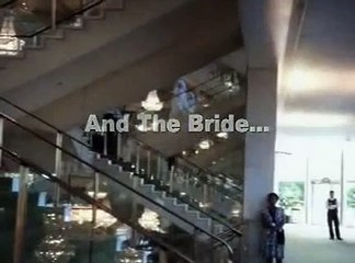 بالفيديو.. عروس تفقد توازنها وتسقط من الدرج أمام المعازيم!