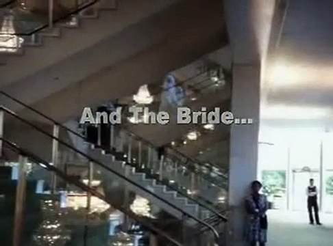 بالفيديو.. عروس تفقد توازنها وتسقط من الدرج أمام المعازيم!