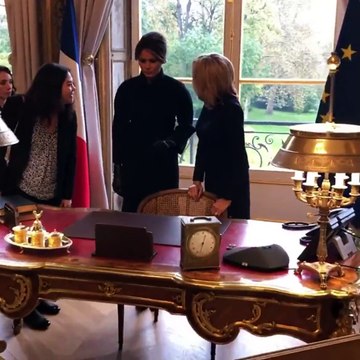 لهذا السبب تفوّقت إطلالة بريجيت ماكرون على ميلانيا ترامب بالرغم من أناقتهما المثالية