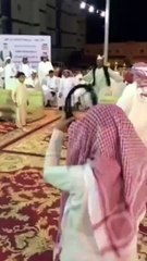 بالفيديو.. رجل سوداني يشعل حفل زفاف سعودي برقصة الغريب!