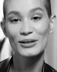 لم نستطع مقاومة السحر الكامن في تصاميمها: Loewe تأخذ مفهوم التعاون الفنّي إلى بُعد جديد!