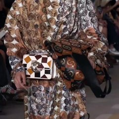 3 تفاصيل تكشف لك أجمل ما في مجموعة ريزورت 2019 من روبرتو كافالي!