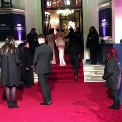 إطلالات النجمات في حفل Evening Standard Theatre تجمع أناقة الفينتاج بفنون التصميم
