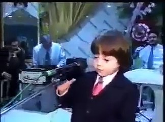 شاهدي طفلاً يلقي محاضرة في حفل زفاف