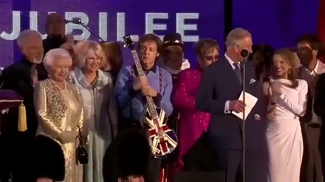 بحضور العائلات الملكية: الأمير تشارلز يحتفل بعيد ميلاده الـ70 وخطاب الملكة إليزابيث كان مؤثراً