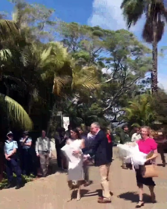 طفل ميغان ماركل والأمير هاري يُحرم من الألقاب الملكية بسبب الملكة إليزابيث!