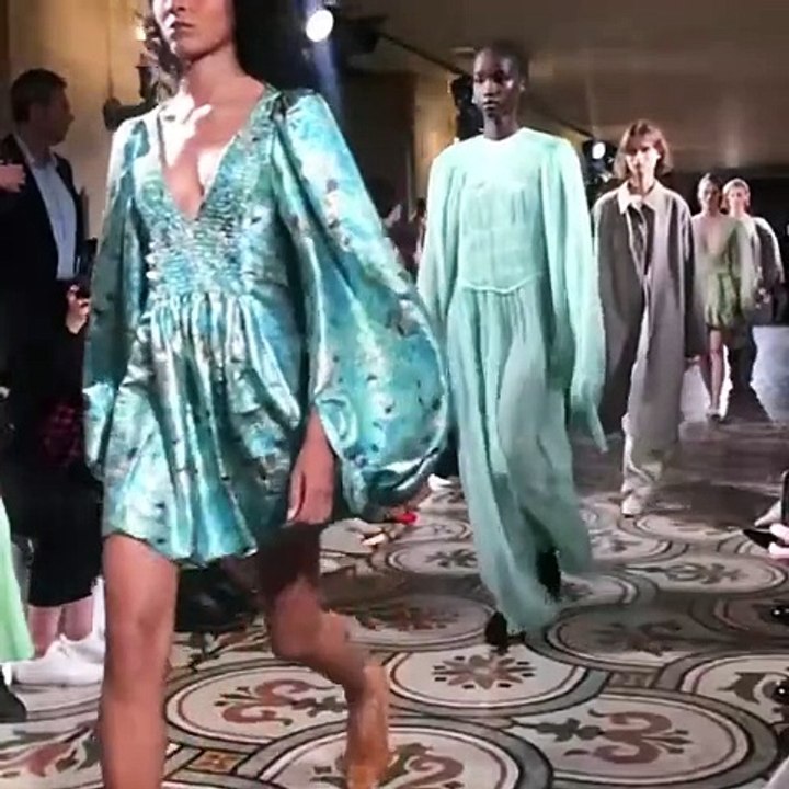 7 تفاصيل تعرّفك عن كثب إلى تشكيلة ستيلا مكارتني...