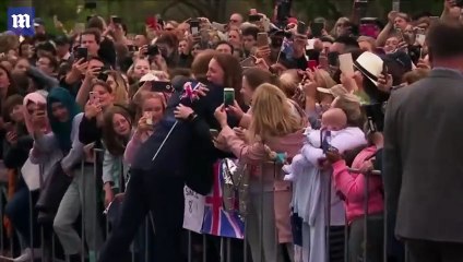 بالفيديو: للمرّة الثانية الأمير هاري يخرق القواعد الملكية باحتضان فتاة أسترالية!