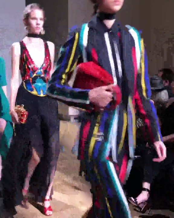 تألّقت بالتقليمات والجلد: تشكيلة إيلي صعب لربيع وصيف 2019 تتوّجه ملك أناقة الستريت ستايل!