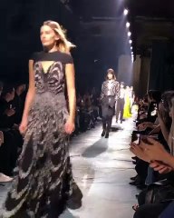 جيفنشي تكرّس مفهوم المساواة بتشكيلة تخاطب المرأة القوية والجريئة