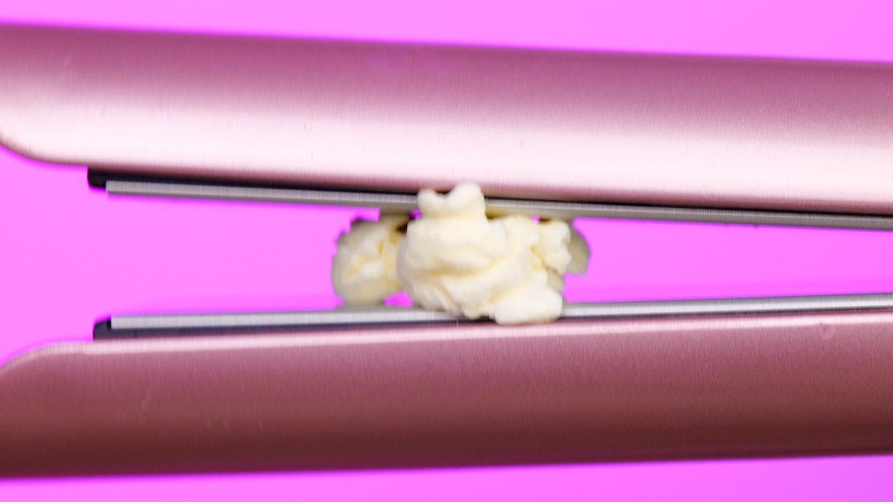 Le Méchant Vole le Pop-Corn, Tandis que le Héros le Crée à l'Aide d'un Fer à Boucler !