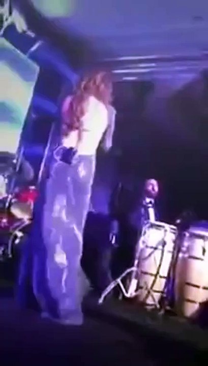 ماذا حدث لإليسا حين لم تتنبه لهذا الأمر على المسرح.. اضغطي لمشاهدة الفيديو