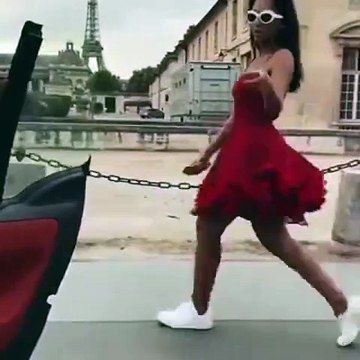 بالفيديو عارضة أزياء سعودية ترقص في شوارع باريس من اجل تحدي كيكي