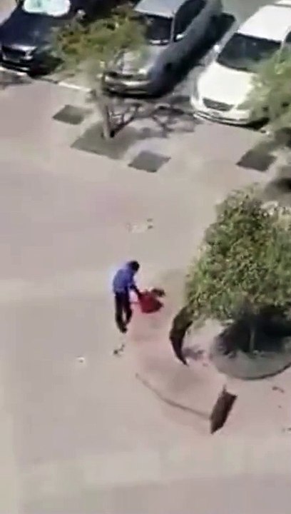 بالفيديو موقف رائع من عامل نظافة يثير استحسان النشطاء على السوشيال ميديا بالسعودية