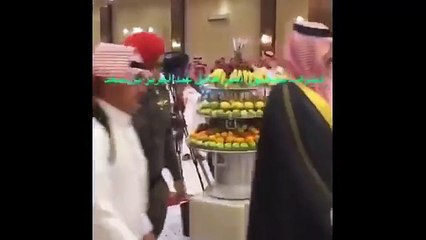 بالفيديو.. هكذا فاجئ أمير حائل شاباً بحضور عرسه بدون دعوة وشاركه رقص العرضة