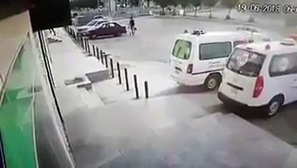 بالفيديو سرقة سيارة في وضع التشغيل من أمام مستوصف في الرياض