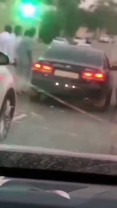بالفيديو قبل الافطار بلحظات مضاربة عنيفة باحدى شوارع الرياض