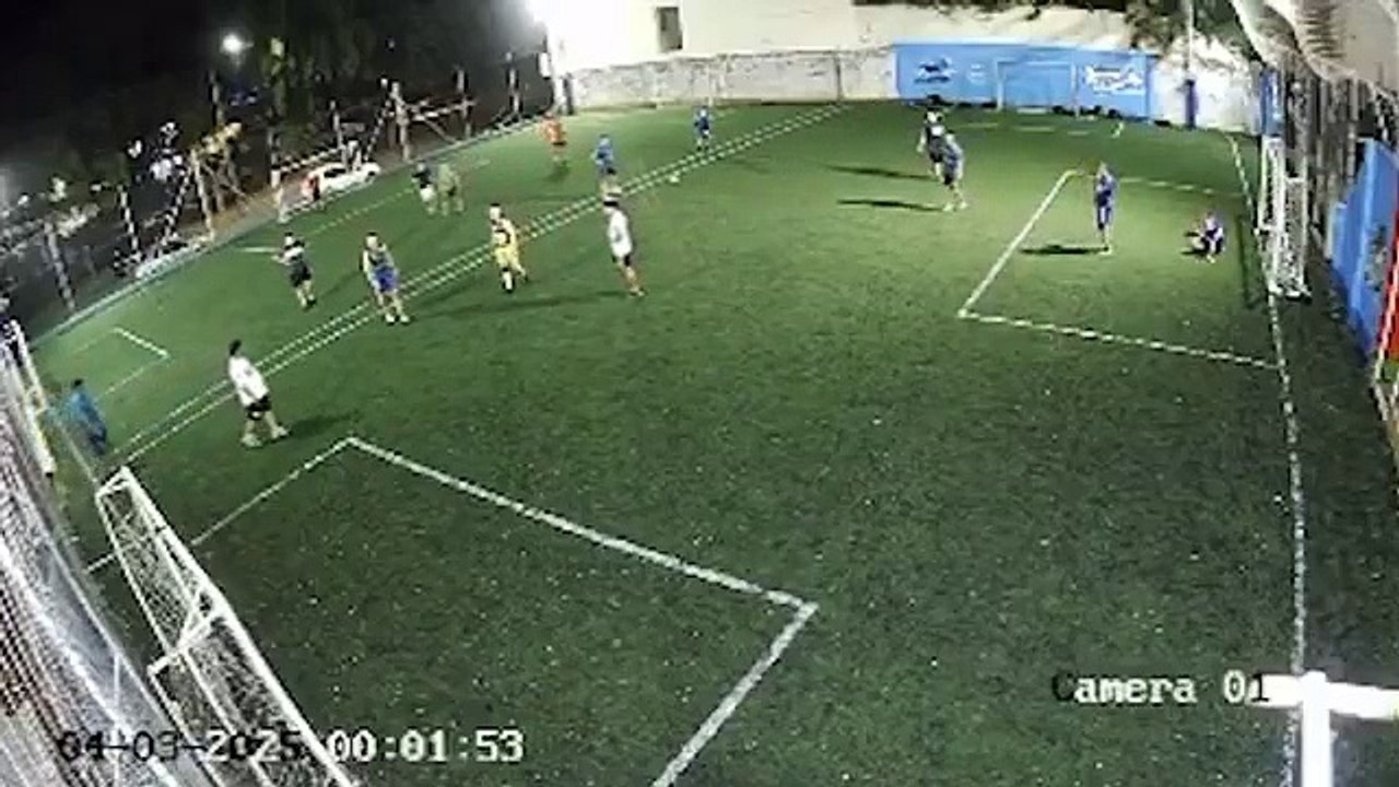 Pelea entre barras de Vélez y policías