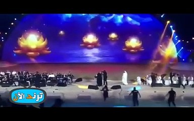 بالفيديو فتاة سعودية تصعد المسرح وتقبل ماجد المهندس في مهرجان عكاظ والشرطة تلقي القبض عليها