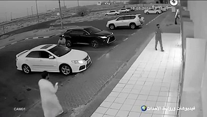 بالفيديو.. بين الذهول والصدمة سيارة تقتحم صالون خلاقة