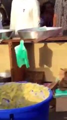 بالفيديو.. عمالة تثير استفزاز رواد مواقع التواصل بسبب اعدادهم أطعمة بشكل مقزز في جدة