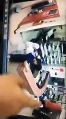 بالفيديو.. وافد آسيوي يطعن مسؤول التمريض في مستشفى سعودي