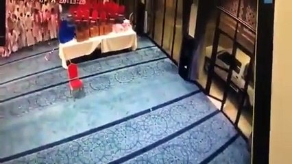 بالفيديو اطفال يسرقون هدايا من داخل مسجد بالسعودية