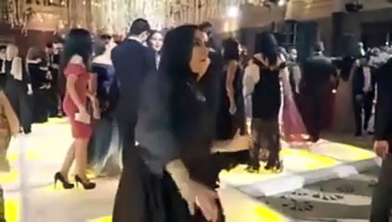 بالفيديو فتاة محجبة تقوم بحركات غريبة في احدى حفلات الزفاف وتشعل السوشيال ميديا