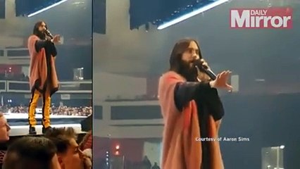 بطريقة ذكية.. مُغّنٍ شهير يوقف حفله الغنائي لفضّ مشاجرة بين معجباته!