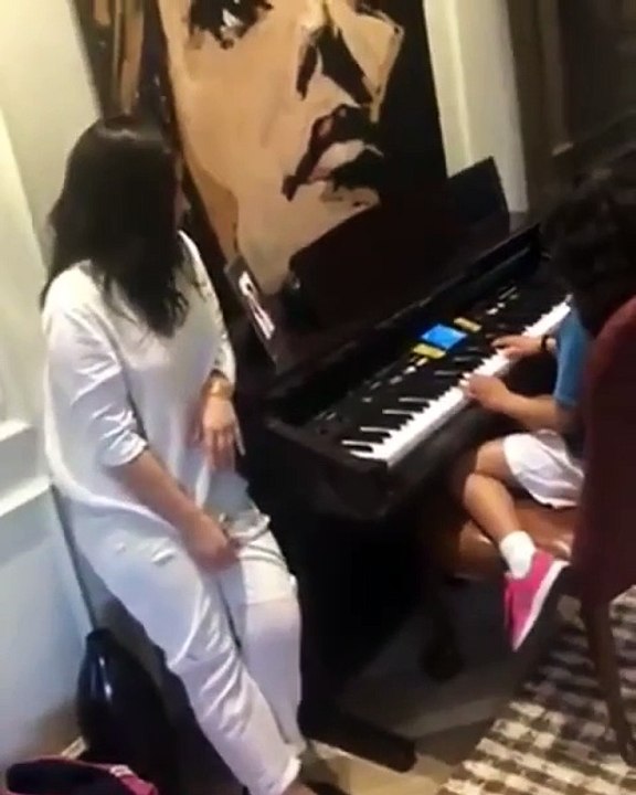 شيرين عبد الوهاب تغني على أنغام عزف ابنتها الصغيرة