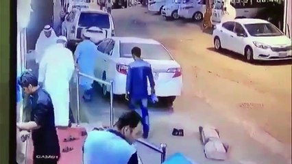 شرطة مكة تكشف جنسية سارق المصلين أمام مسجد بجدة.. وتوضح ملابسات الحادث