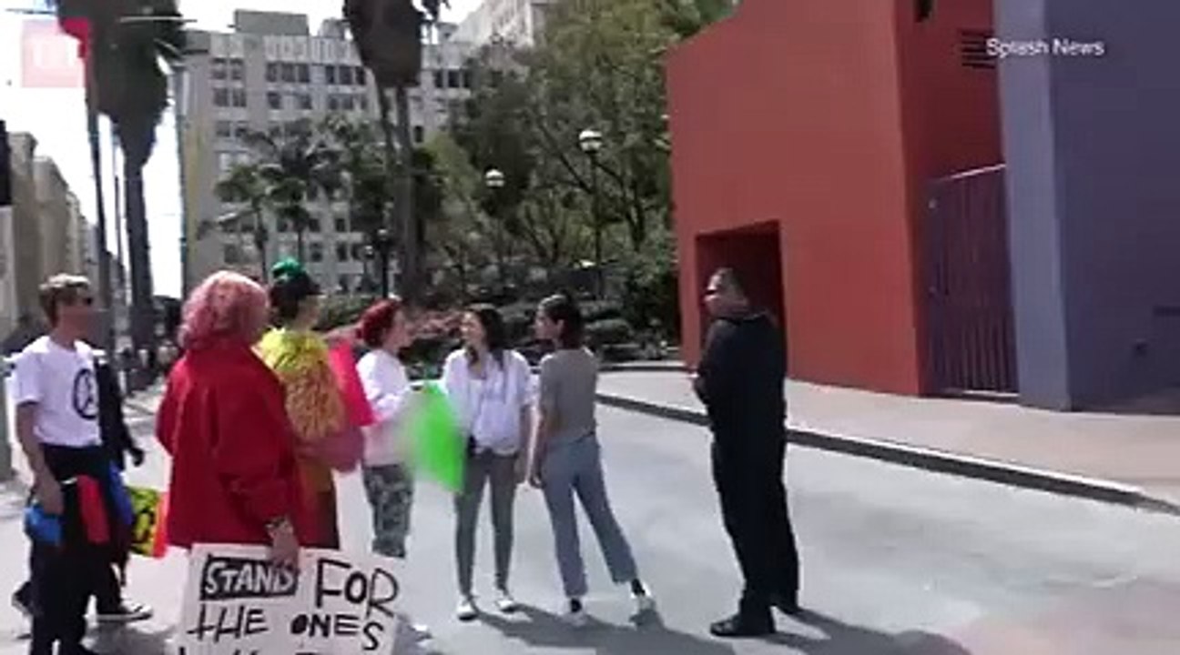 سيلينا غوميز وبيلا ثورن تنضمان لمسيرة سلمية لنبذ العنف