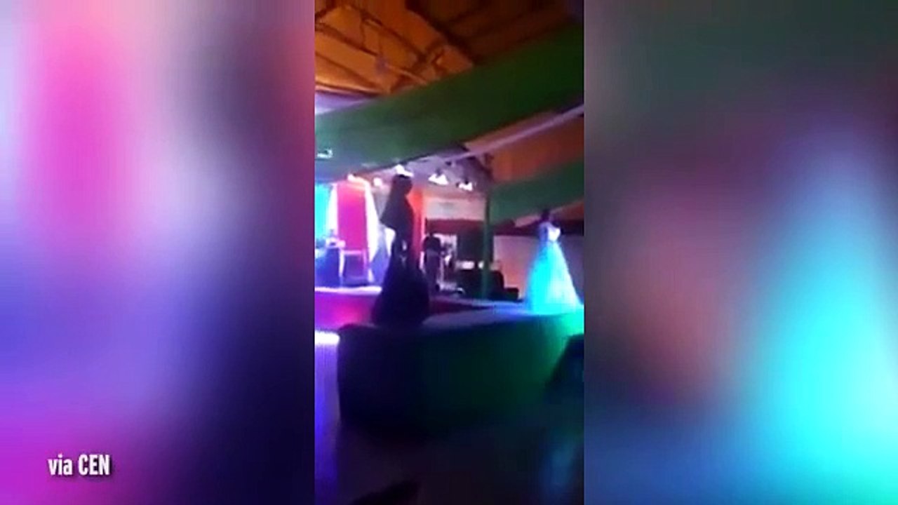 بالفيديو.. بسبب الغيرة حفل انتخاب ملكة جمال المتحولين جنسياً يتحول إلى فوضى عارمة!