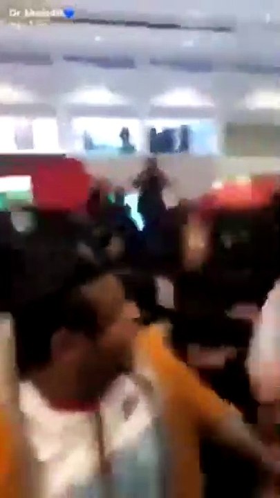 بالفيديو.. فتاة من مشاهير سناب شات تثير ضجة كبير وحالات إغماء حولها في مول بالطائف