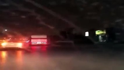بالفيديو.. سائق شاحنة متهور يقود في حالة غير طبيعية ويصدم عدداً من السيارات بالرياض