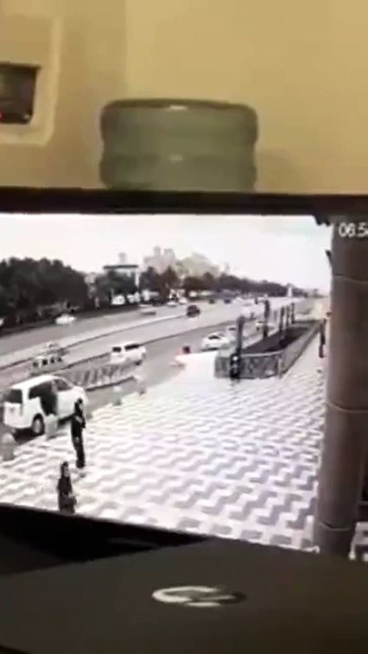 بالفيديو.. أغرب حادث سقوط سيارة تكشفها كاميرا مراقبة على الدائري الشمالي بالرياض