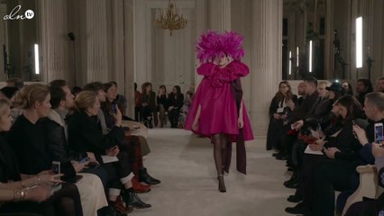 بالفيديو: فالانتينو تقدم أكثر عروض باريس تجدداً: ألوان غير متوقعة وأحجام ضخمة!